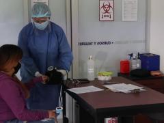 Una auxiliar revisa la presión de una paciente. Fotografía: Twetter H. Ayuntamiento de San Luis PotoSí.