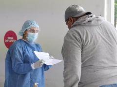Se observa a un hombre adulto recibiendo indicaciones de los auxiliares médicos. Fotografía: Twetter H. Ayuntamiento de San Luis PotoSí.