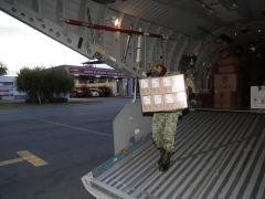 Militar bajando descarga vacunas. Fotografía: Líder Empresarial.
