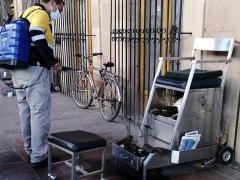 Hombre sanitiza puesto de bolero en San Luis Potosí. Fotografía: Tweete Gobierno Municipal S.L.P.