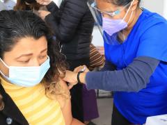 Enfermera vacuna a una mujer. Fotografía: Twitter Gobierno Municipal S.L.P.