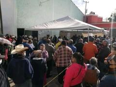 Personas esperan a ser vacunadas, algunos llevan acompañantes más jóvenes. Fotografía: Policiaca San Luis.