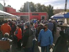 Personas esperan a ser vacunadas, algunos llevan acompañantes más jóvenes. Fotografía: Policiaca San Luis.