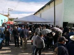 Personas esperan a ser vacunadas, algunos llevan acompañantes más jóvenes. Fotografía: Policiaca San Luis.