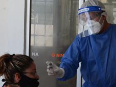 Toma de temperatura durante pruebas de COVID-19.