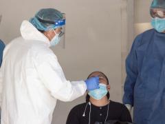 Personal de salud toma muestra para hacer prueba de COVID-19. Fotografía: El Universal.