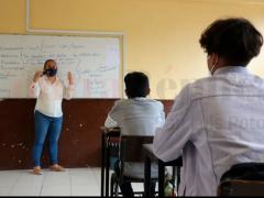 Maestra porta cubrebocas mientras enseña. Fotografía: Contra Réplica.