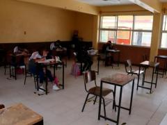 Seis alumnos y alumnas en clase respetan medidas de higiene, se aprecia que son las únicas personas presentes en clase. Fotografía: Contra Réplica.