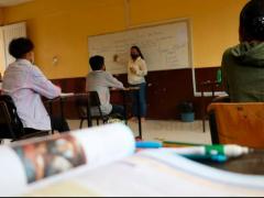 Alumno toma clase desde el lado derecho del salón. Fotografía: Contra Réplica.