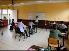 Salón de clase en la nueva normalidad, se aprecia que la sana distancia a los lados es más considerable que de frente. Fotografía: Contra Réplica.