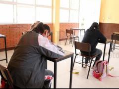 Dos alumnas en el salón de clases, se aprecia que de frente se respeta la sana distancia. Fotografía: Contra Réplica.
