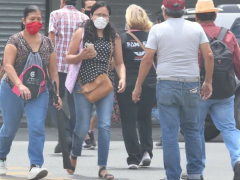 Grupo de personas en vía pública con cubrebocas. Fotografía: Raúl Palacios.