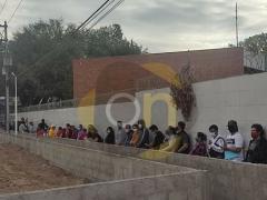 Fila de ingreso al centro de vacunación, SLP. Facebook Omar Niño San Luis.
