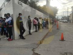 Fila de ingreso al centro de vacunación, SLP. Facebook Omar Niño San Luis.
