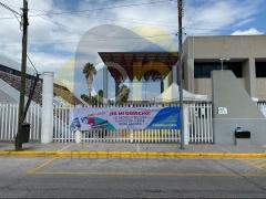 Manta ¡Es mi derecho¡ Yo regreso seguro a mi escuela este 30 de agosto, SEGE, SLP. Fotografía: Facebook Omar Niño San Luis.