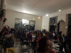Asistenes a misa, fiesta patronal de Laguna de Santa Rita, SLP. Fotografía: Luz María Galaviz Galarza.