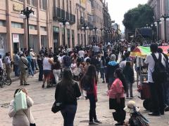 Pareja abrazada disfruta el espectáculo, Centro Histórico de SLP. Fotografía: Luz María Galaviz Galarza.