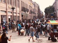 Personas reunidas escuchan al grupo y unas parejas bailan, Centro Histórico de SLP. Fotografía: Luz María Galaviz Galarza.