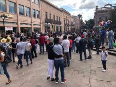 Grupo de música toca rodeado por personas que disfrutan de su presentación, Centro Histórico de SLP. Fotografía: Luz María Galaviz Galarza.