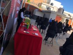 Stand de la UASLP y alumnos en la ceremonia de bienvenida, Feria Vocacional, Preparatoria Soldado Damian Carmona, SLP. Fotografía: Luz María Galaviz Galarza.