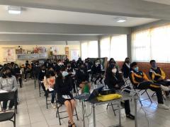 Alumnos en salón de clase con cubrebocas durante promoción de la carrera de Filosofía. Feria Vocacional, Preparatoria Soldado Damian Carmona, SLP. Fotografía: Luz María Galaviz Galarza.