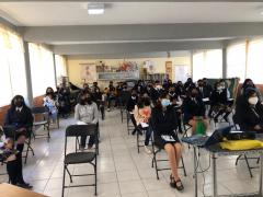 Alumnos en salón de clase con cubrebocas durante promoción de la carrera de Filosofía. Feria Vocacional, Preparatoria Soldado Damian Carmona, SLP. Fotografía: Luz María Galaviz Galarza.