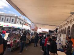 Personas sin usar cubrebocas y otros lo portan mal, pabellón de la exposición artesanal "Cultura Mexicana", Plaza Fundadores, San Luis Potosí. Fotografía: Luz María Galaviz Galarza.