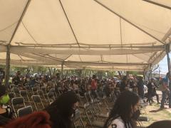 Personas esperan turno para ser vacunadas y llenan formulario, sede de vacunación, Parque Tangamanga, SLP. Fotografía: Luz María Galaviz Galarza.