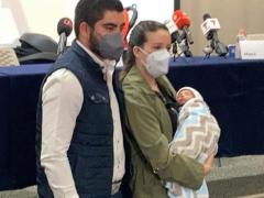 Bebé que nació con anticuerpos con sus padres. Fotografía: Pulso Diario de San Luis.