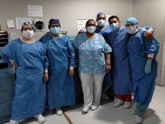 Un muro de tablaroca era lo que dividía al equipo médico que atendía a pacientes COVID-19, los médicos empezaron a utilizar bata, gorros, cubrebocas, guantes, y lentes de seguridad constantemente. Fotografía: El Sol de San Luis.