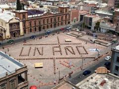 Imagen aérea de los mesabancos donde se lee: “UN AÑO”. Fotografía: Omar Niño San Luis.