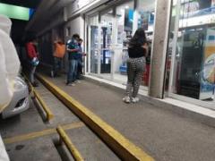 Varias personas esperan pasar a la farmacia, SLP. Fotografía: María Fernanda García Velázquez.