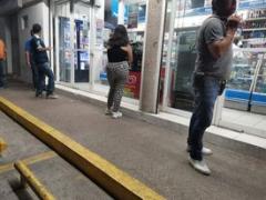Varias personas esperan pasar a la farmacia, SLP. Fotografía: María Fernanda García Velázquez.