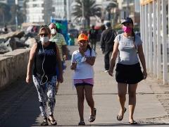 Mujeres pasean cerca de la playa. Fotografía: Omar Niño San Luis.