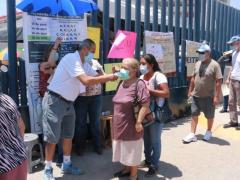 Medidas sanitarias con adultos mayores al ingresar a la vacunación. Fotografía: Daniel Esquivel.