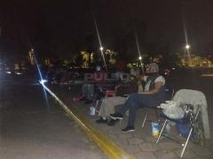 Fila de sillas y adultos mayores afuera de Tangamanga II. Fotografía: Wendy Jiménez.