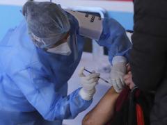 Enfermera aplica dosis de vacuna. Fotografía: Pulso Diario de San Luis.