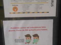 Infografía "Coronavirus" y Anuncio "Prohibido entrar sin cubrebocas bien puesto", acceso a cada uno de los departamentos de la empresa TRAALSA, Parque Tres Naciones de San Luis Potosí. Fotografía: Flor Mariela Hernández Mendoza.