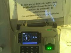 Comunicado con indicaciones claras y precisas para checar e ingresar a la empresa TRAALSA. Fotografía: Flor Mariela Hernández Mendoza.