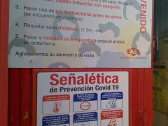 Carteles: "Requisitos para acceder a las instalaciones de la empresa" y "Señalética de prevención COVID-19", acceso a personal de la empresa SMA ABRASIVES CORPORATION. Fotografía: Flor Mariela Hernández Mendoza.