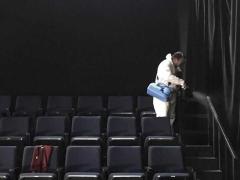Sanitización del teatro El Rinoceronte Enamorado. Fotografía: Facebook Teatro El Rinoceronte enamorado.