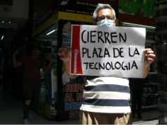 Locatario con cartel "Cierren Plaza de la Tecnología", San Luis Potosí. Fotogafía: Plano Informativo.