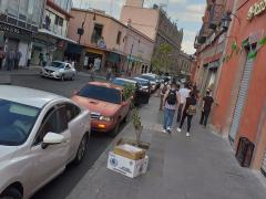 Fila de automóviles frente a Plaza de la Tecnología, San Luis Potosí. Fotografía: Lía Fernanda Rodríguez Cerrillo.