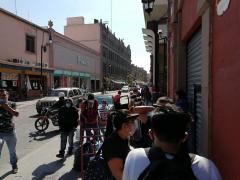 Locatarios frente a Plaza de la Tecnología, San Luis Posotí. Fotografía: José Manuel Acosta Hernández.