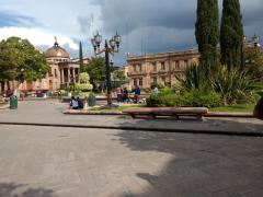 Retiro de señalización de distanciamiento social, Plaza del Carmen, San Luis Potosí. Fotografía: Lía Fernanda Rodríguez Cerrillo.