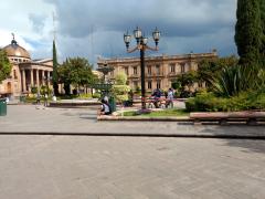 Retiro de señalización de distanciamiento social, Plaza del Carmen, San Luis Potosí. Fotografía: Lía Fernanda Rodríguez Cerrillo.