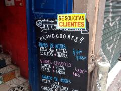 Letrero "Se solicitan clientes", restaurante La Consagrada, San Luis Potosí. Fotografía: Lía Fernanda Rodríguez Cerrillo.