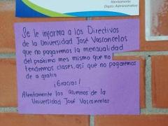 Aviso del Departamento Administrativo y Cartel de los alumnos, Universidad José Vasconcelos, San Luis Potosí. Fotografía: Karen Joselyn Fernández Marroquín.
