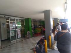 Personas esperan a familiares, Bodega Aurrera (Antigua Chalita), Calle Hidalgo n. 413, Centro de Matehuala, SLP. Fotografía: Lía Fernanda Rodríguez Cerrillo.