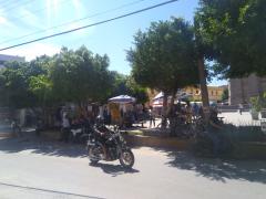 Motociclistas en las orillas de la Plaza Juárez, frente a Catedral, Matehuala, San Luis Potosí. Fotografía: Lía Fernanda Rodríguez Cerrillo.